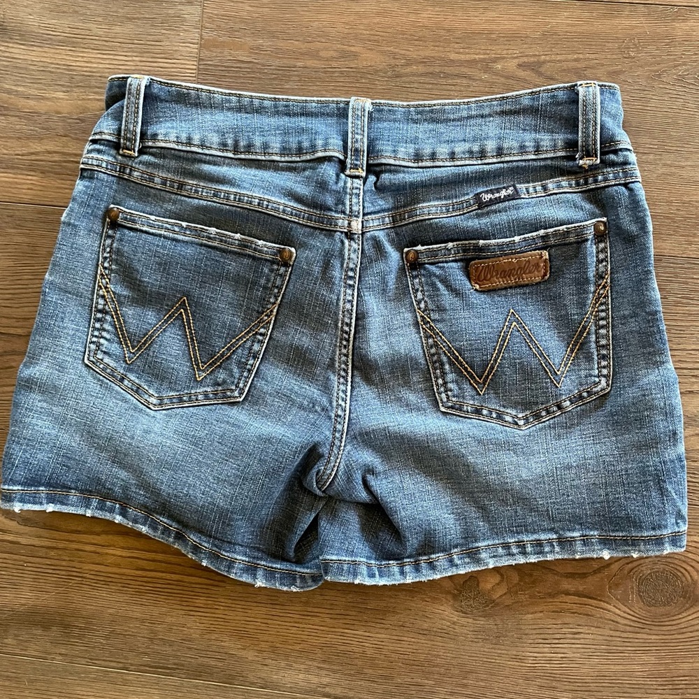 Wrangler shorts size 7  *FREE GIFT W/ PURCHASE*